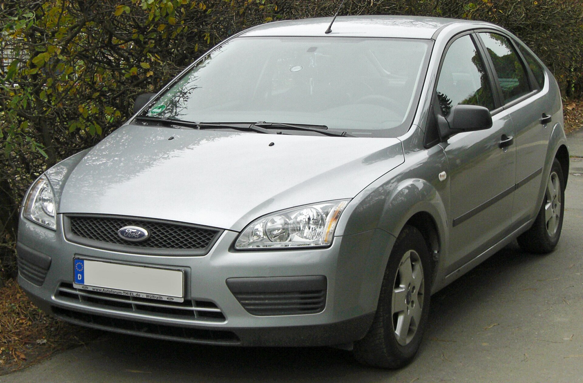 Ford Focus (hatchback / sedan / estate) Mk2 (C307) (2004–2011) – front three-quarter view