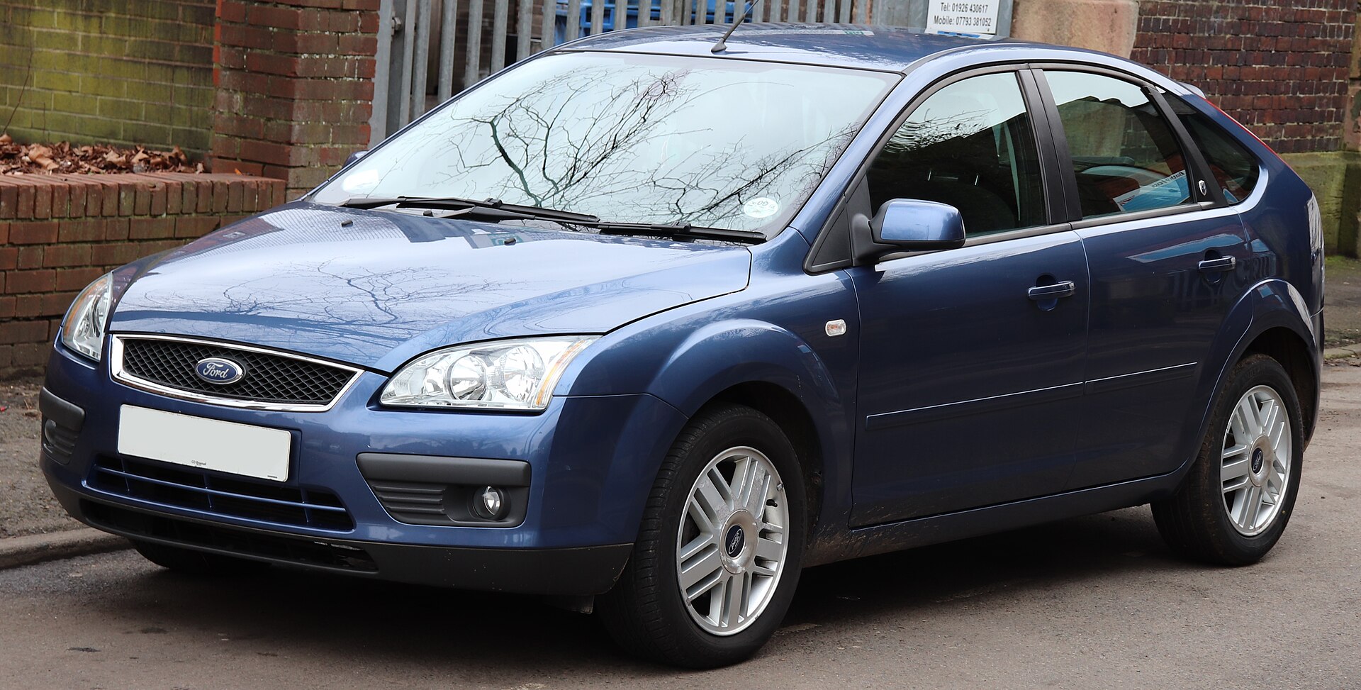 Ford Focus (hatchback / sedan / estate) Mk2 (C307) (2004–2011) – front three-quarter view