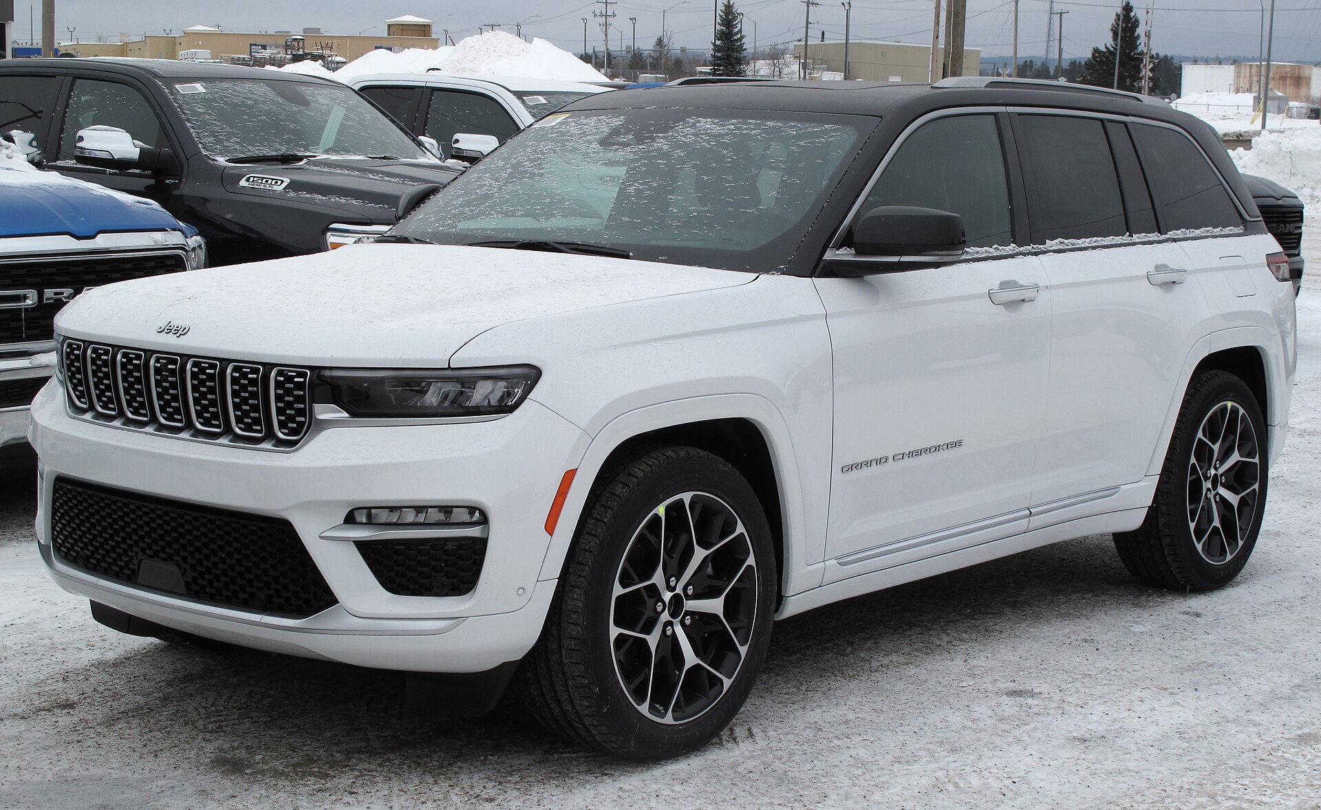 Jeep Grand Cherokee V (2021–) – front three-quarter view