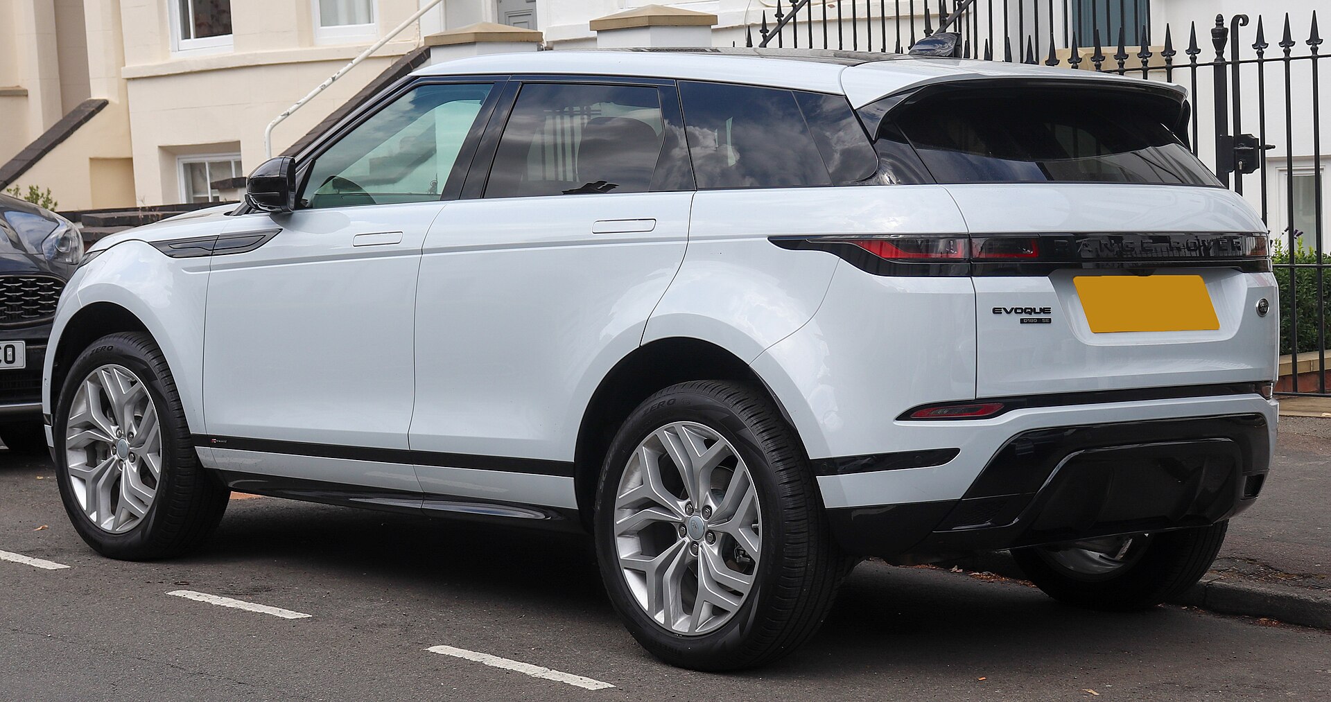 Land Rover Range Rover Evoque II (2019–) – rear view