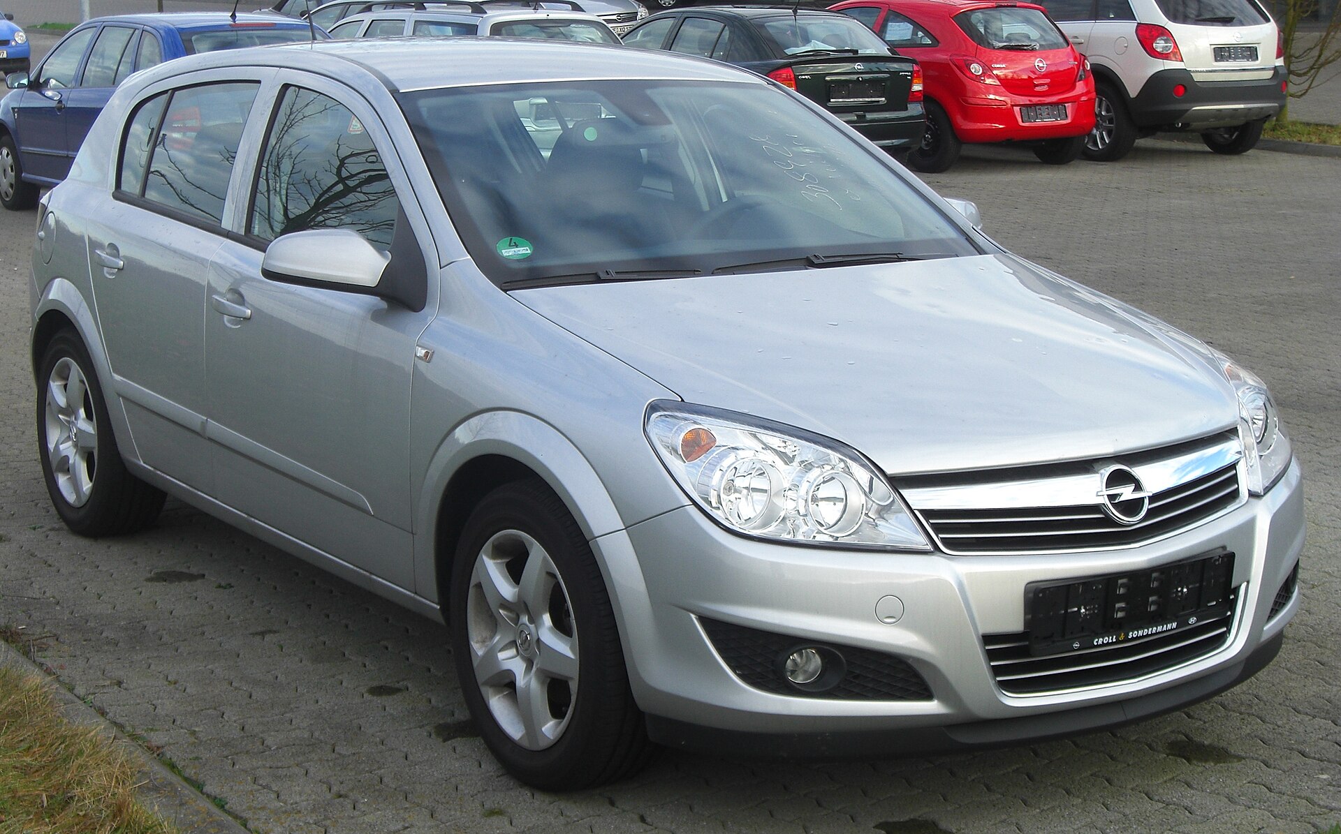 Opel Astra (hatchback / sedan / Sports Tourer) H (Astra III) (2004–2014) – front three-quarter view