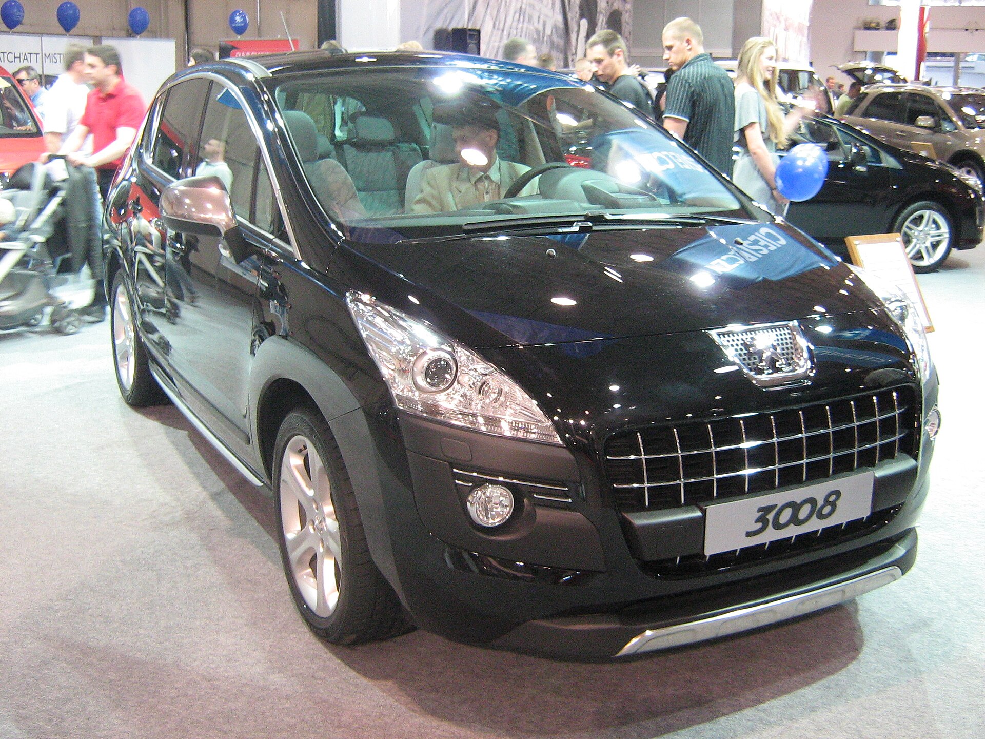 Peugeot 3008 I (2009–2016) – front three-quarter view
