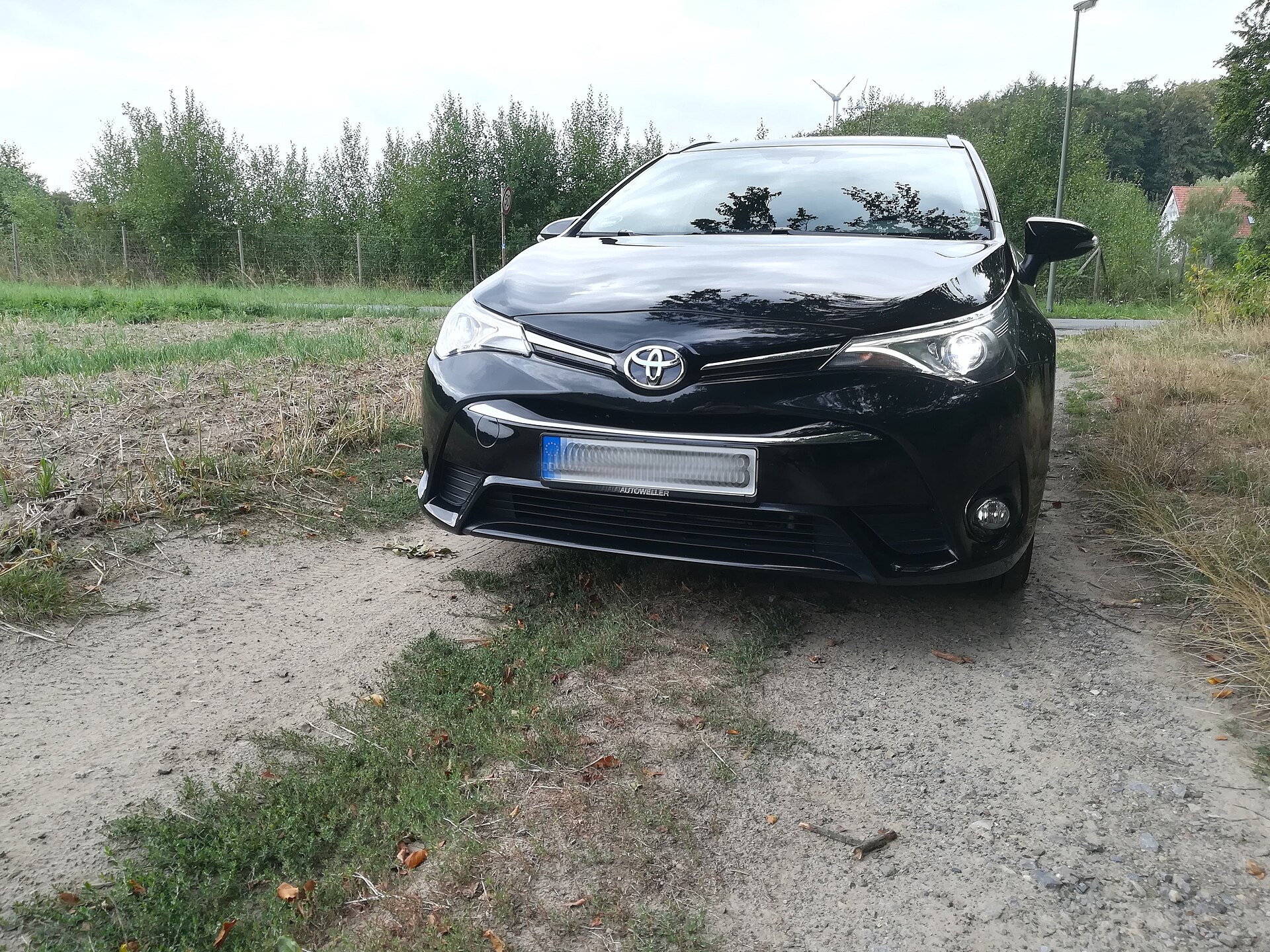 Toyota Avensis (sedan / Wagon) T27 (2008–2018) – front three-quarter view
