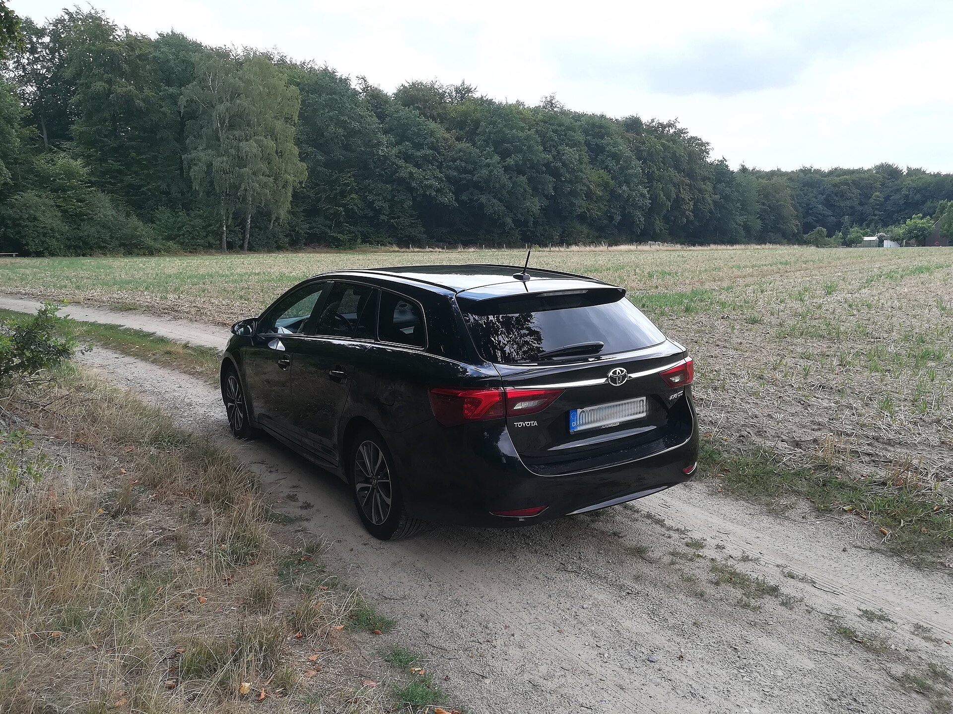 Toyota Avensis (sedan / Wagon) T27 (2008–2018) – rear view