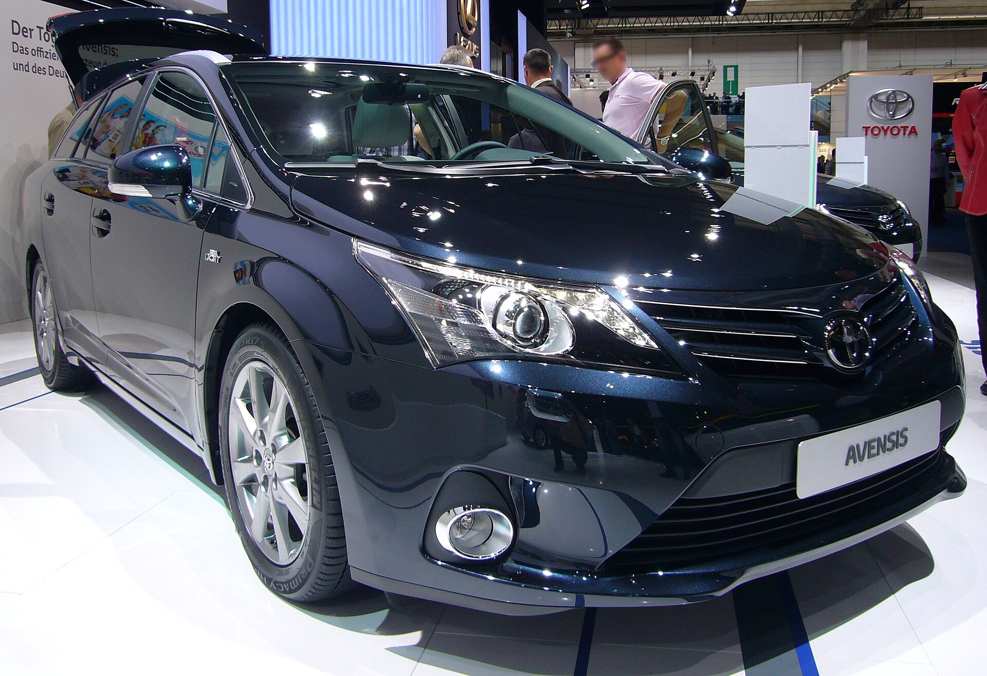 Toyota Avensis (sedan / Wagon) T27 (2008–2018) – front three-quarter view
