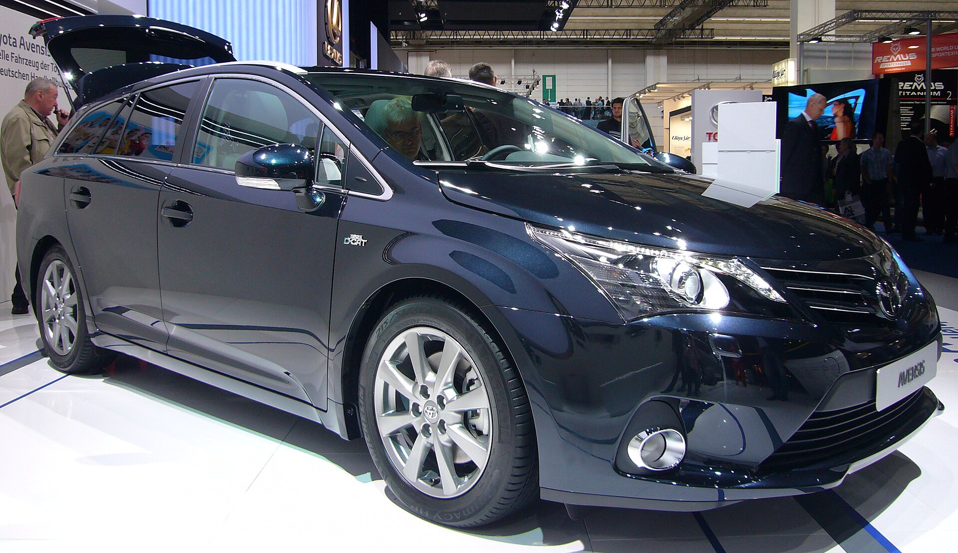 Toyota Avensis (sedan / Wagon) T27 (2008–2018) – front three-quarter view