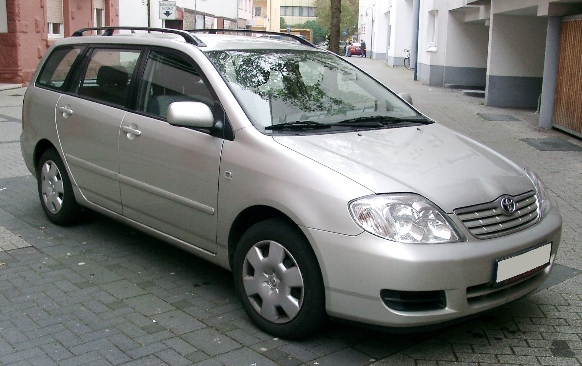 Toyota Corolla (hatchback / sedan / Touring Sports) E12 (2001–2007) – front three-quarter view