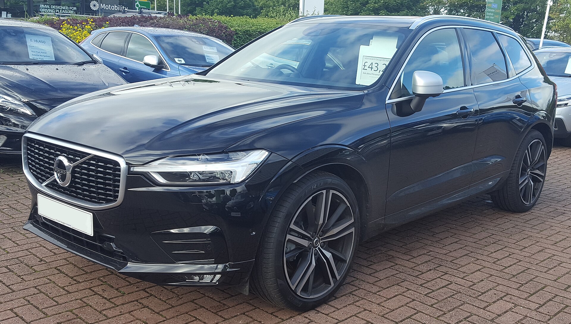 Volvo XC60 II (SPA) (2017–) – front three-quarter view